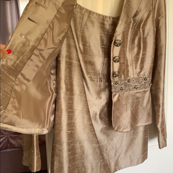 Woman’s beige 2 piece suit - Picture 3 of 7